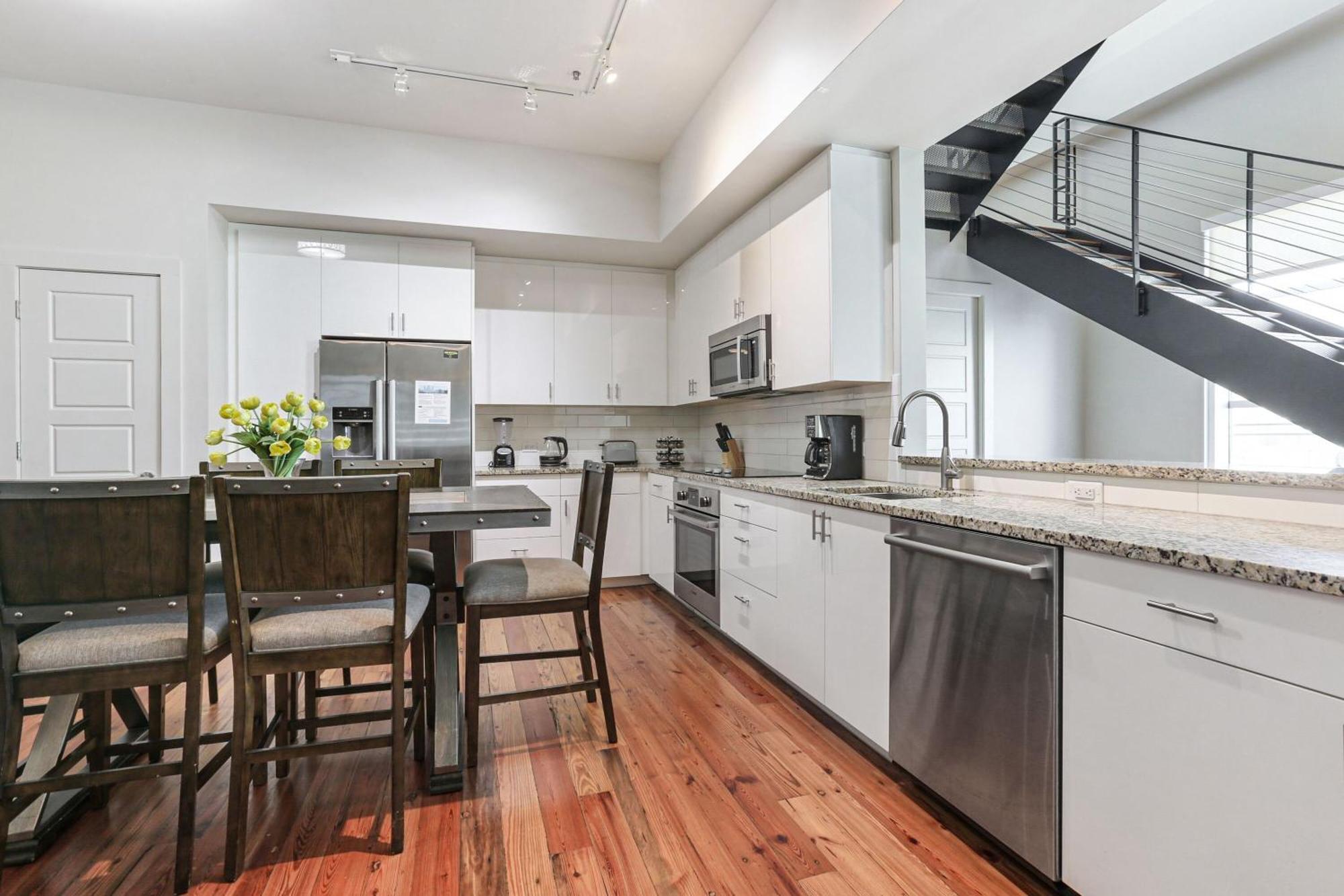 Upscale Condos And Penthouses Close To Canal And Bourbon St Nova Orleães Exterior foto